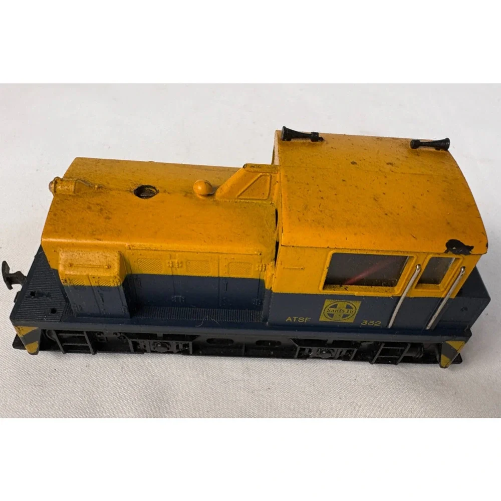 Santa Fe ATSF Switcher Diesel Locomotive 332 HO Scale Railroad Engine Untested